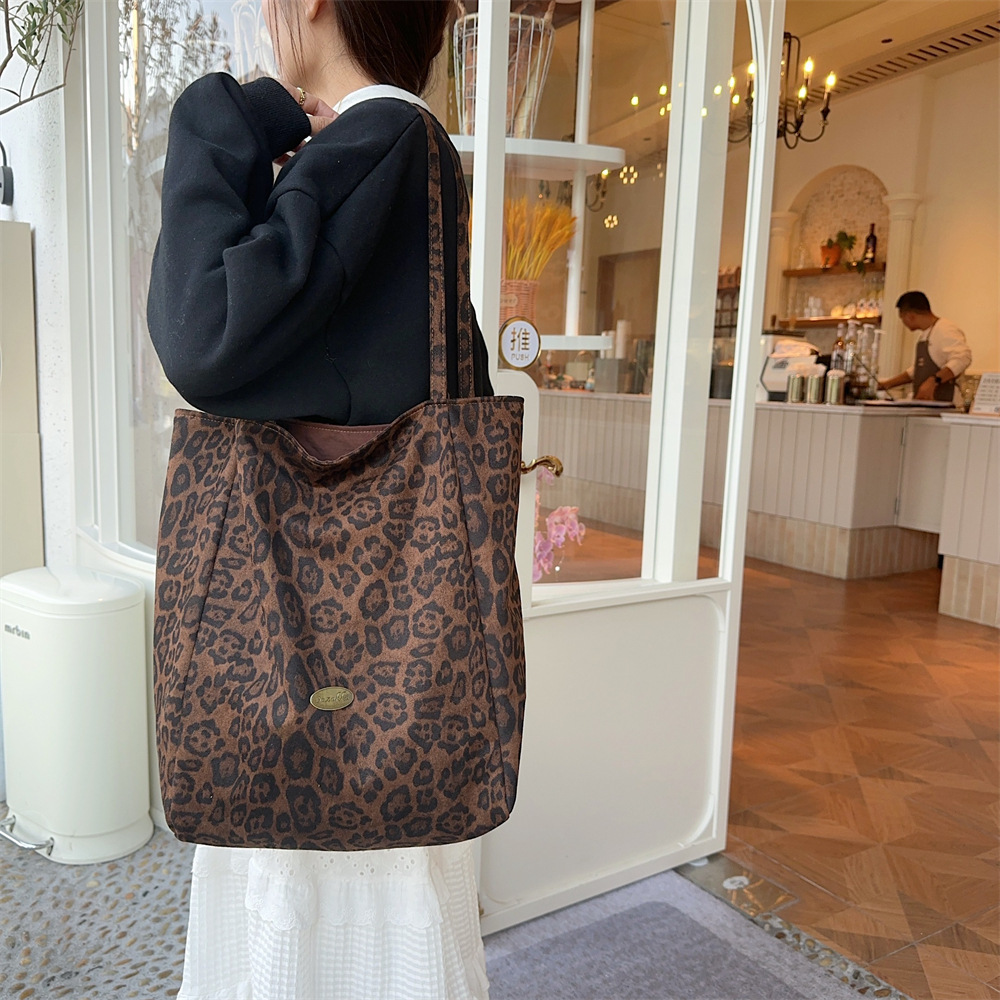 41031 Leopard Print fashion Tote Bag Women's large-capacity bag New trendy double-bread hand-carry commuting single-shoulder bag Application Scenario