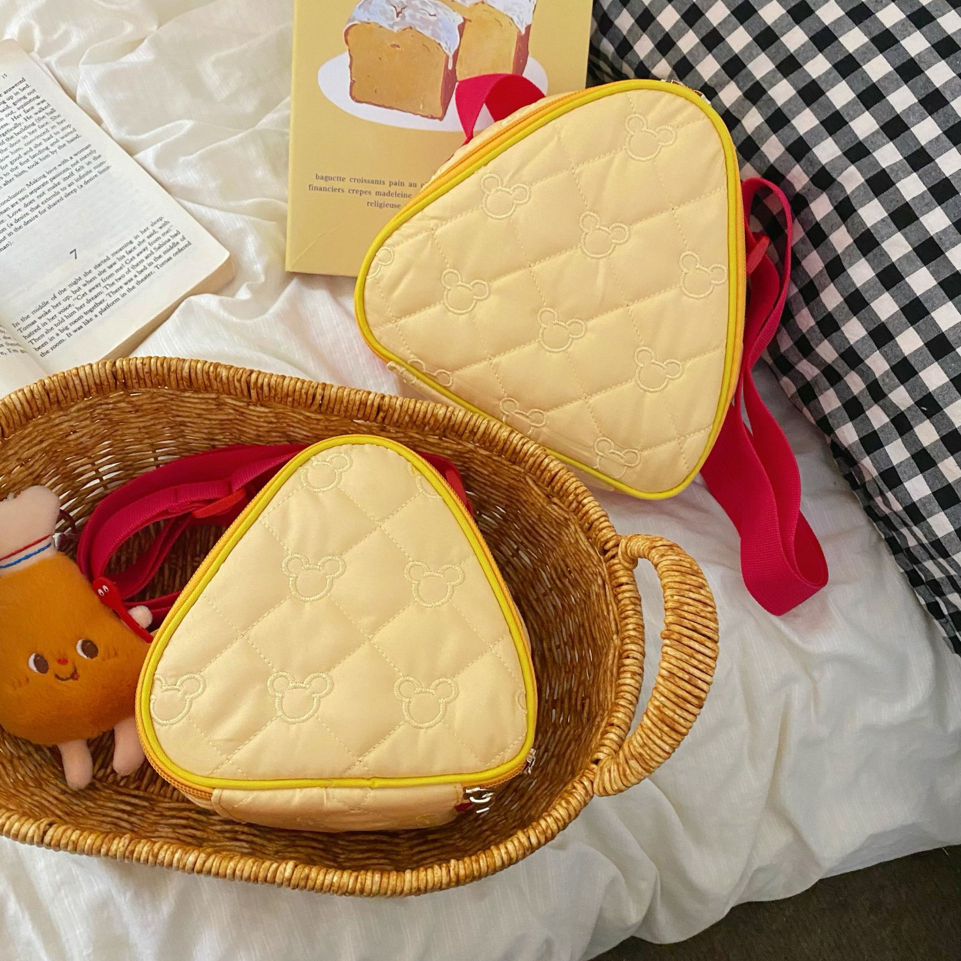 Xiaohongshu's same style camera bag, cartoon cheese, girlish heart storage bag, cute and portable triangular crossbody bag for students Specification drawing