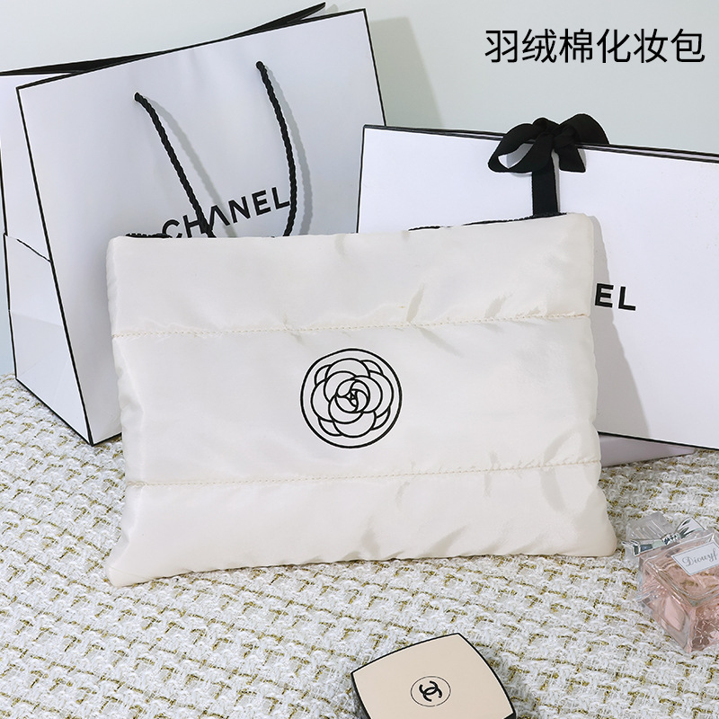 Xiaoxiangfeng Camellia large-capacity down cotton fashionable hand-held makeup bag, portable toiletry bag, high-end storage bag details Picture
