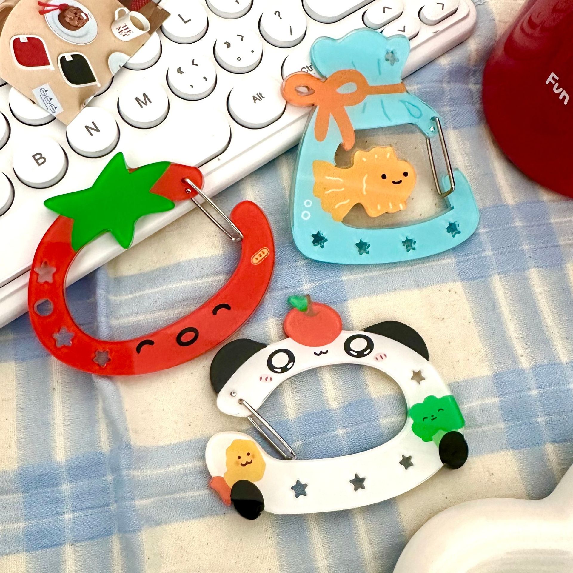 The same style of fruit pie acrylic material tomato and tomato panda easy mountain climbing keychain as Xiaohongshu Application Scenario