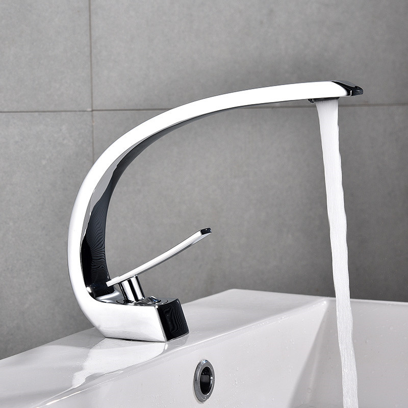 Wholesale of European-style high-standard copper hot and cold basin faucets, black lacquered washbasin single-hole mixed faucets from the manufacturer full figure