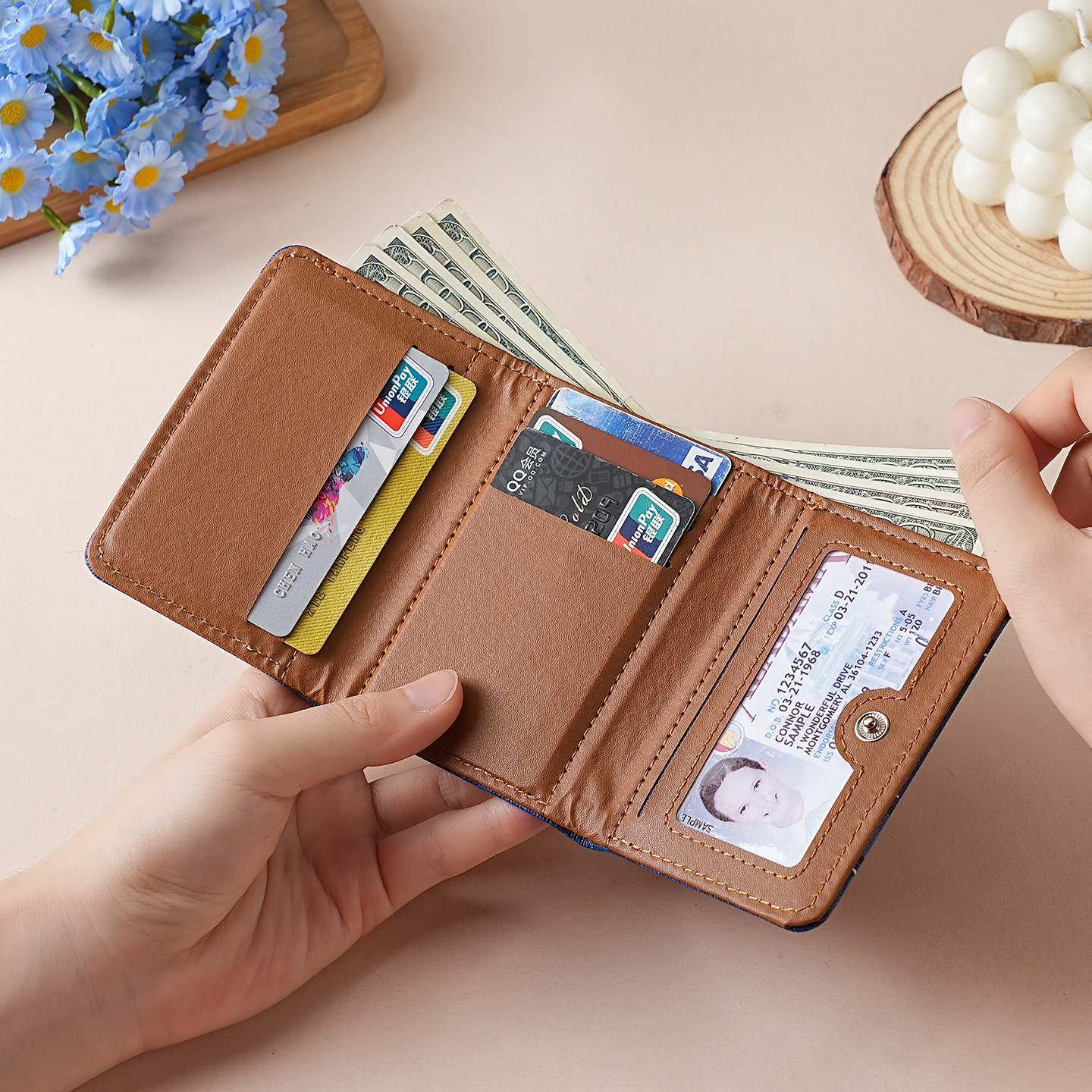 The new 30% off cowboy Hello Kitty wallet for couples is a multi-functional card case with multiple compartments for cute storage Specification drawing