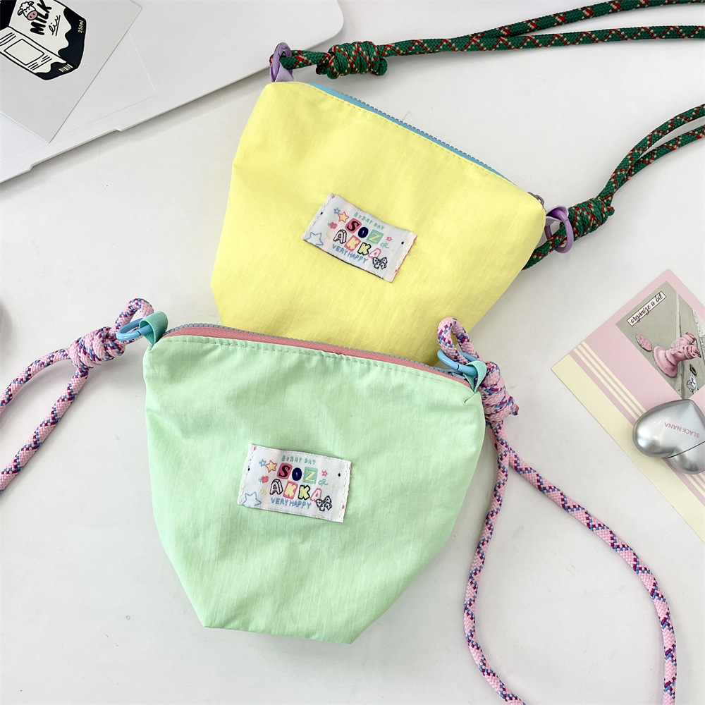 53305 Niche Design Mobile phone Bag 2025 Spring New Casual and Fashionable Women's solid color single-shoulder crossbody bag Application Scenario