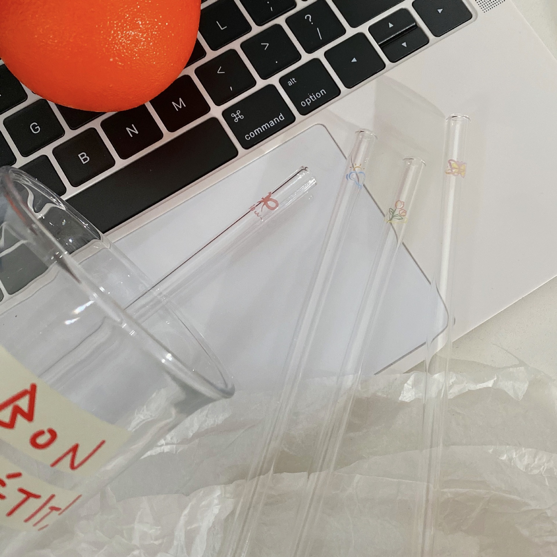So beautiful! ins glass straws, exquisite butterfly eco-friendly drinking straws, coffee and milk, cute and heat-resistant straws for adults Item Picture