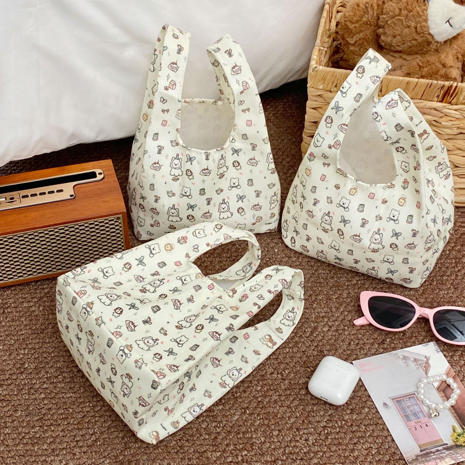 Summer cartoon printed handbag, fabric cute dog makeup bag, portable storage bag for going out and miscellaneous items handbag Specification drawing