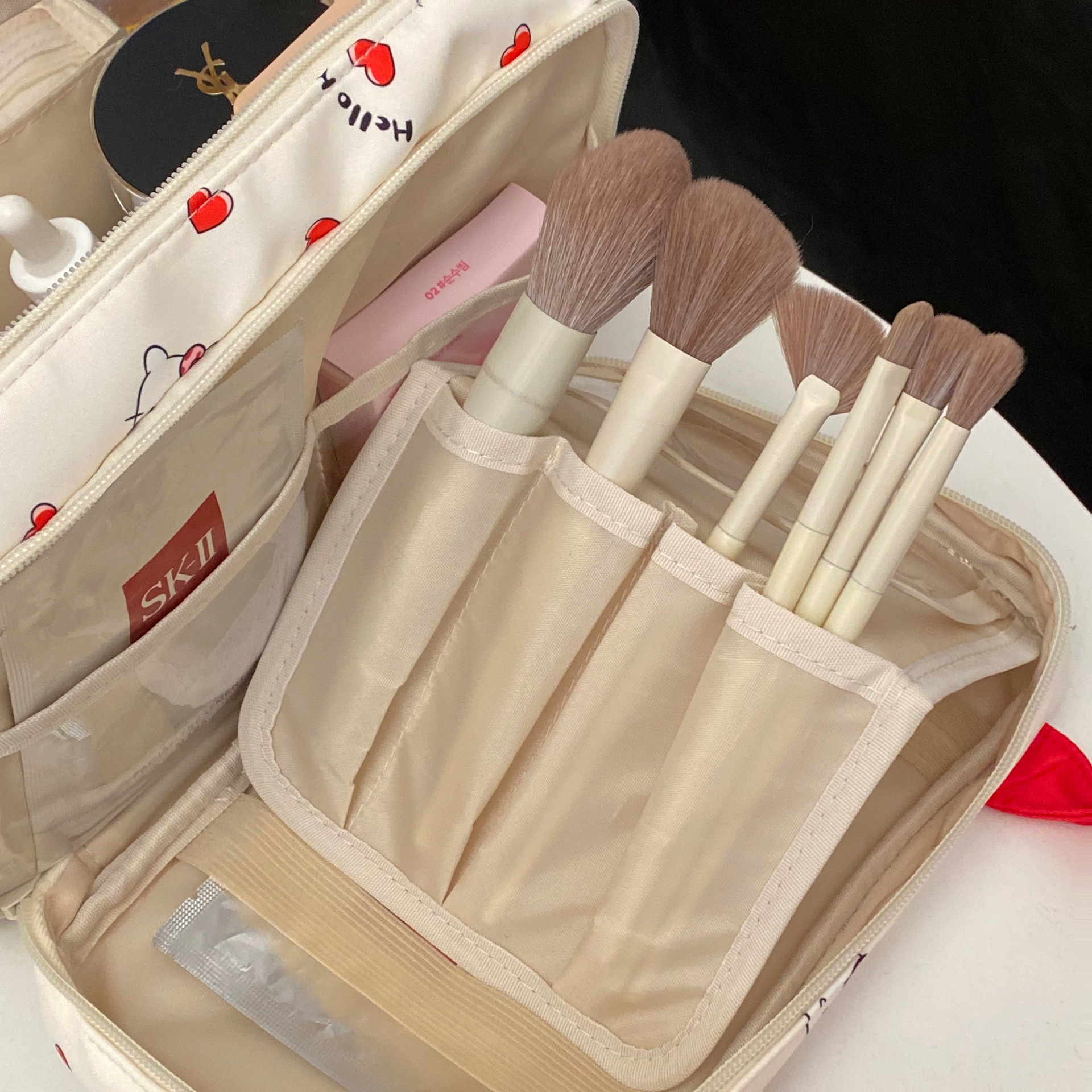 Cute cartoon cat makeup bag, large-capacity cosmetics storage bag, portable for women to go out, zoned and layered makeup bag Application Scenario