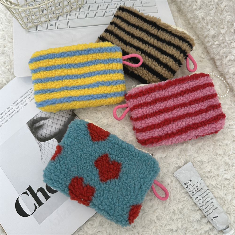 411281 InS-style plush heart-shaped red envelope, student holding a small makeup bag, key, coin purse, ID bag details Picture