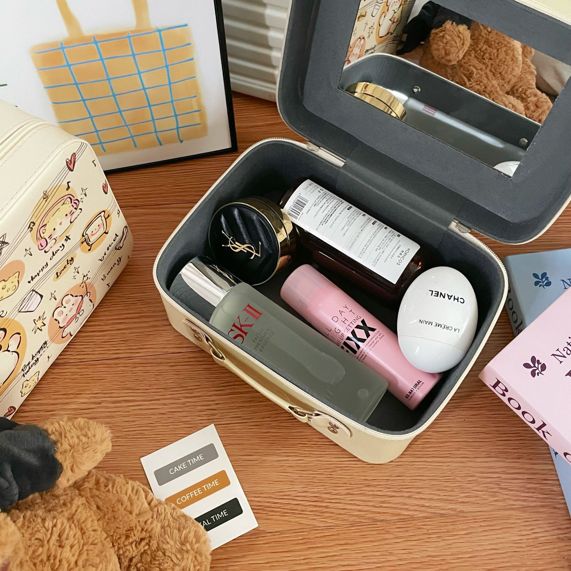 Music Dog Makeup Box 24 New Style Makeup Bag for Women, High Appearance Level, Large Capacity Portable skin care product Storage suitcase Application Scenario