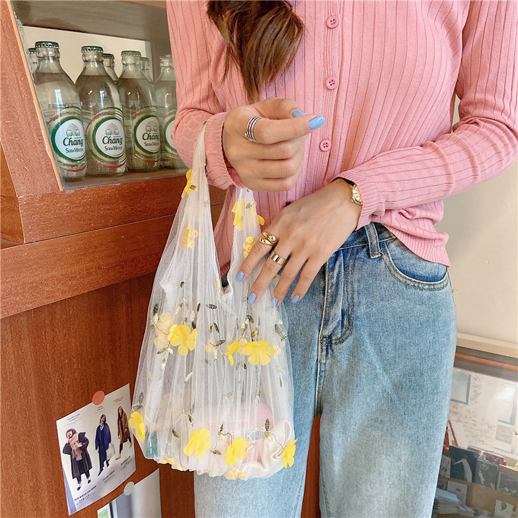 03281 Korean ins semi-transparent silk mesh embroidered flower bag, floral fairy delicate mesh hand-held bag Application Scenario