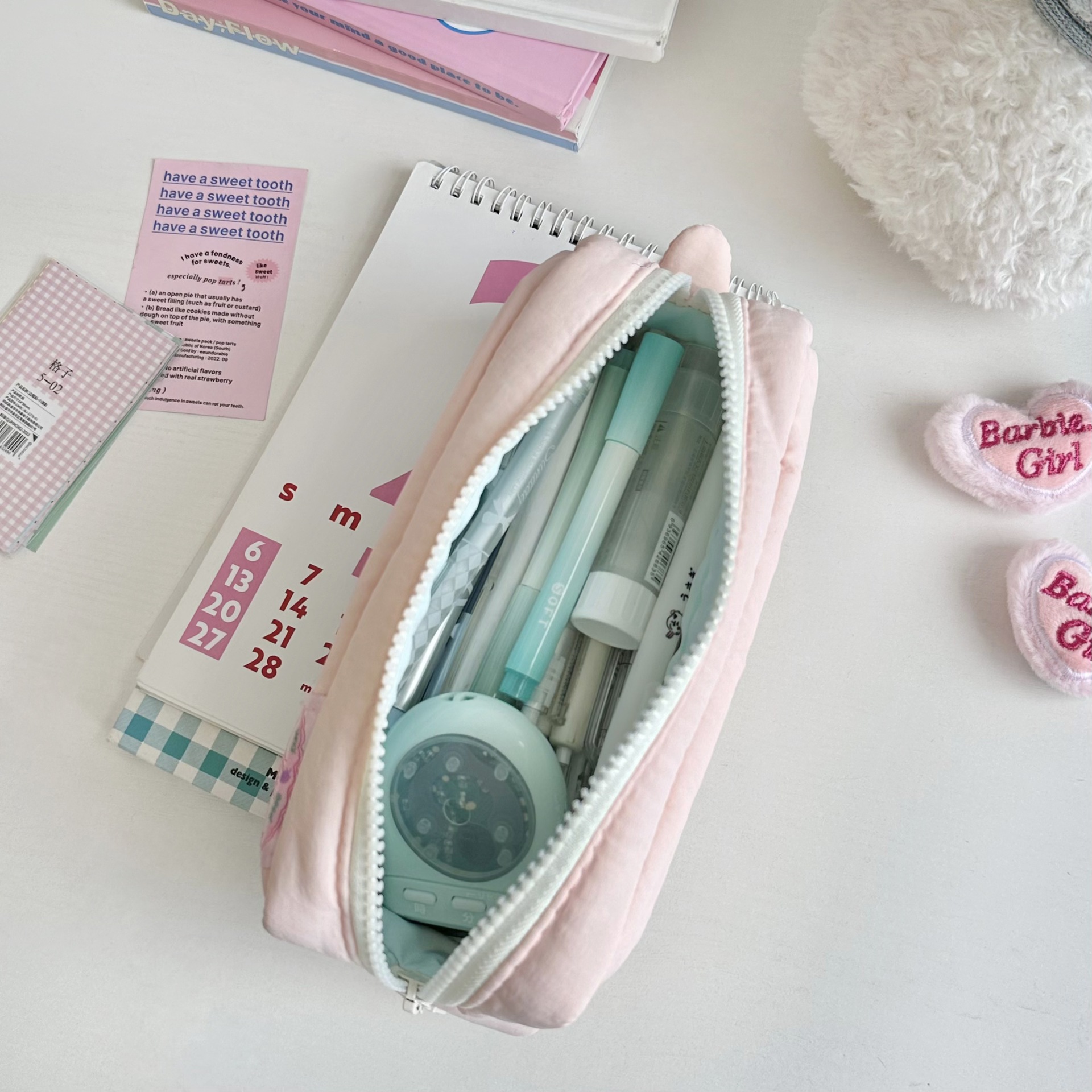 Korean-style sugar cube painbag pen case, niche design sense, large-capacity stationery storage bag, storage bag, junior and senior high school stationery box Application Scenario