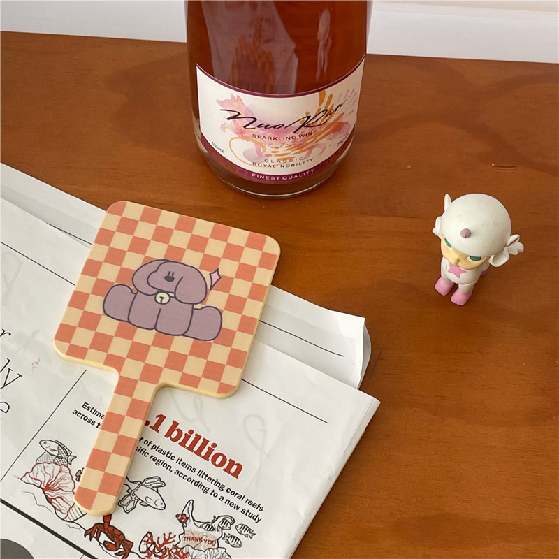 Self-made niche retro checkered cartoon dog handheld mirror portable makeup mirror mini touch-up mirror Application Scenario