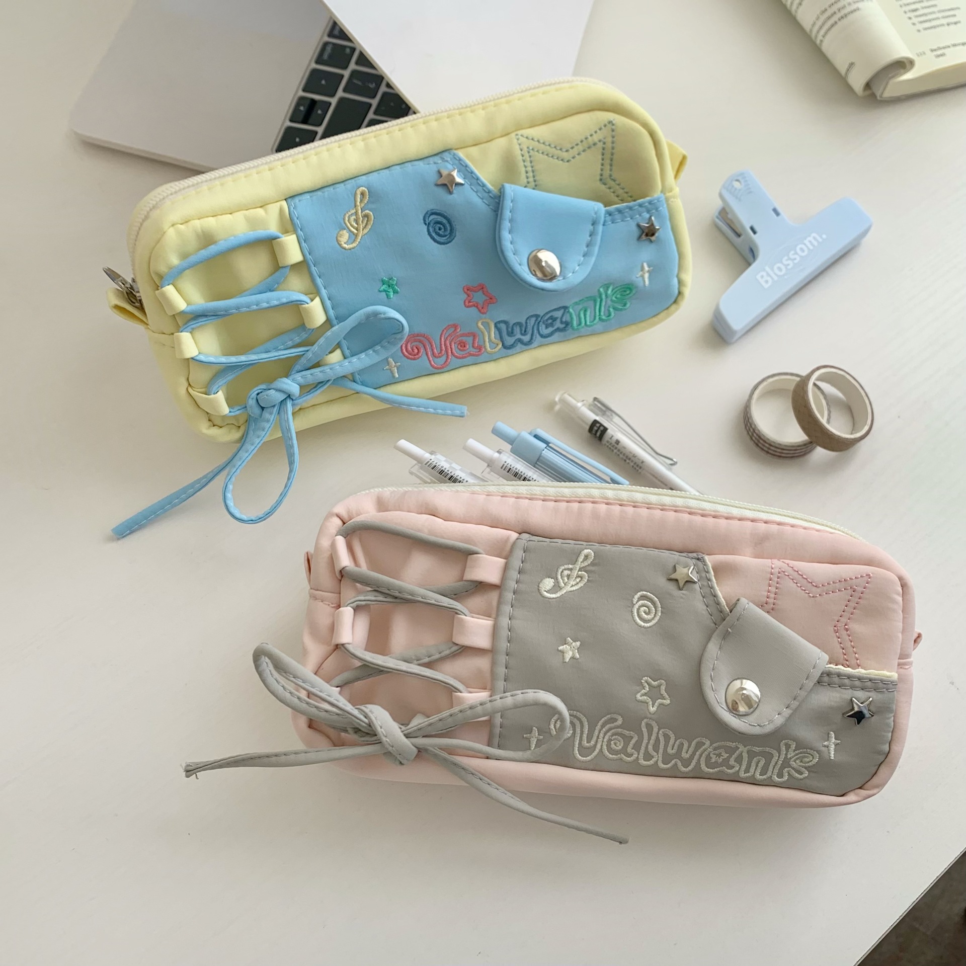 The new large-capacity canvas pen case has a high appearance level, is cute and cute, and is dirt-resistant. It is a storage box for primary school students' stationery and pencil cases details Picture