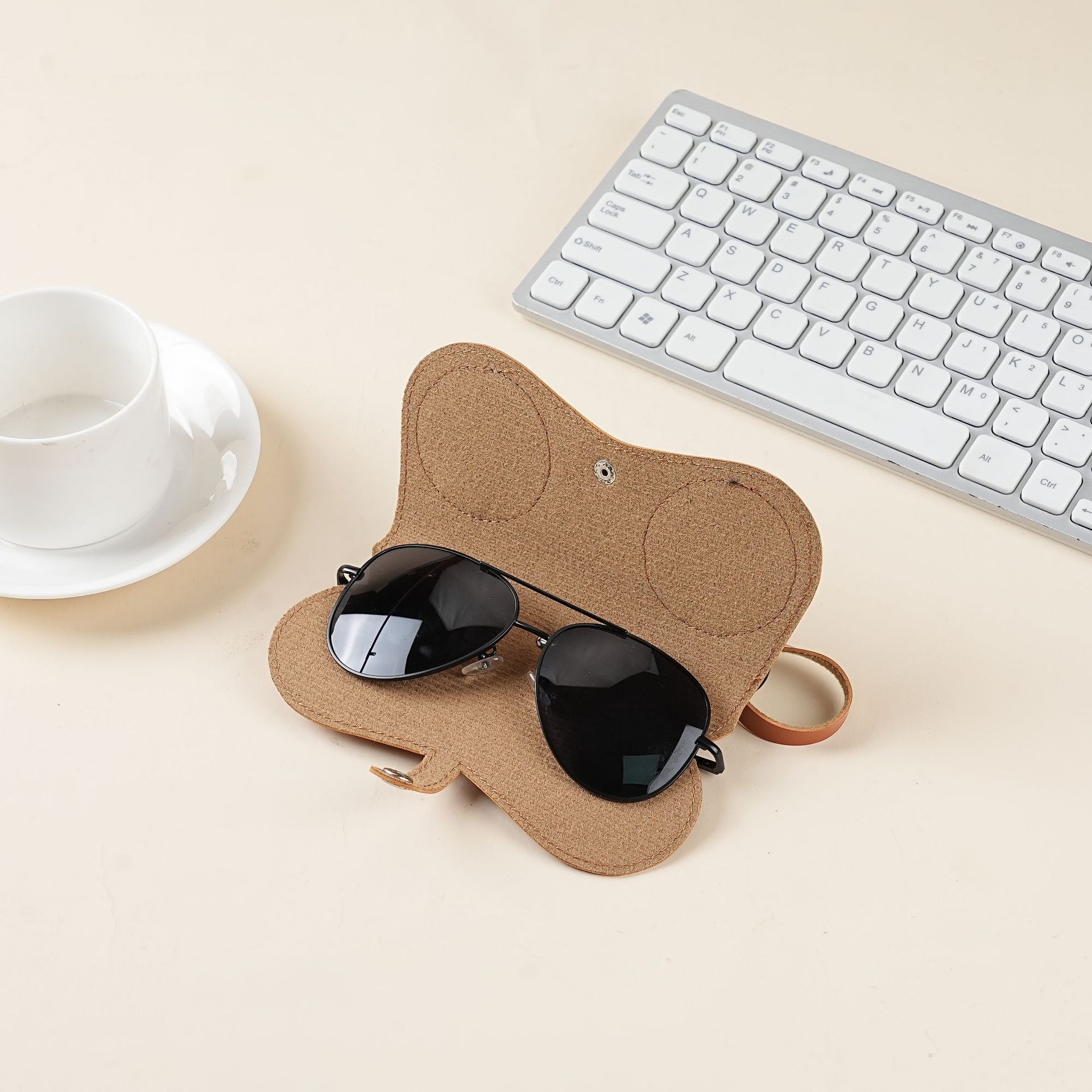 Diamond-encrusted cute eyeglass clip, ins fashion sunglasses bag, portable sunglasses case, protective cover, men's and women's bags, hanging ornaments Application Scenario