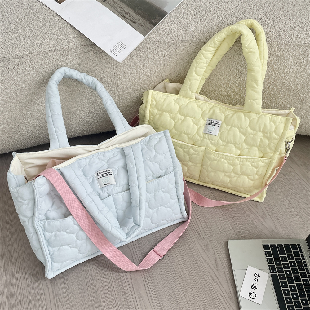 55144 Korean ins quilted soft new large-capacity handbag for going out, lightweight crossbody single-shoulder bag Application Scenario