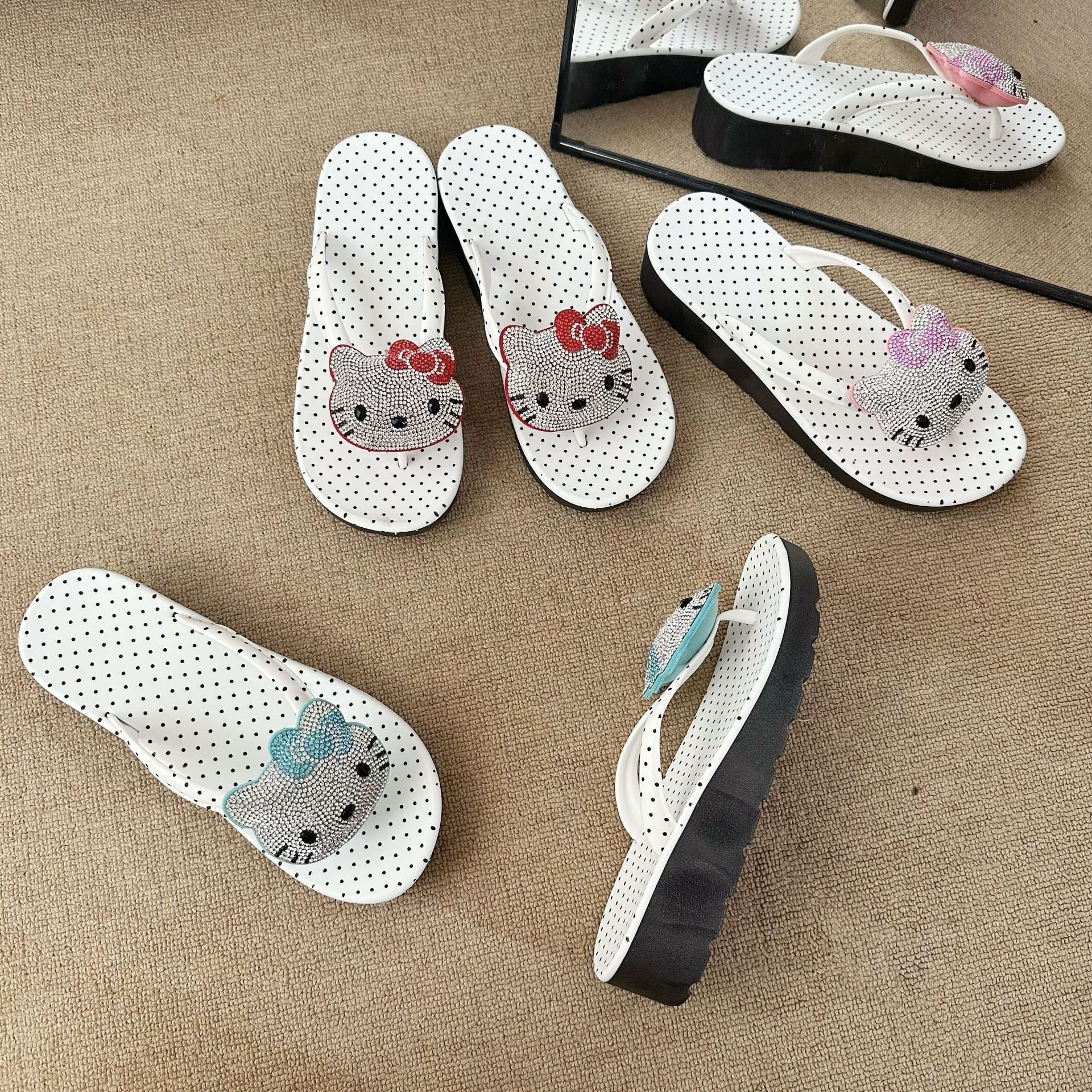 High-appearure-level polka dot rhinestone cat slippers are fashionable and can be worn outside. They are comfortable, durable and wear-resistant, with a height-increasing wedge heel details Picture