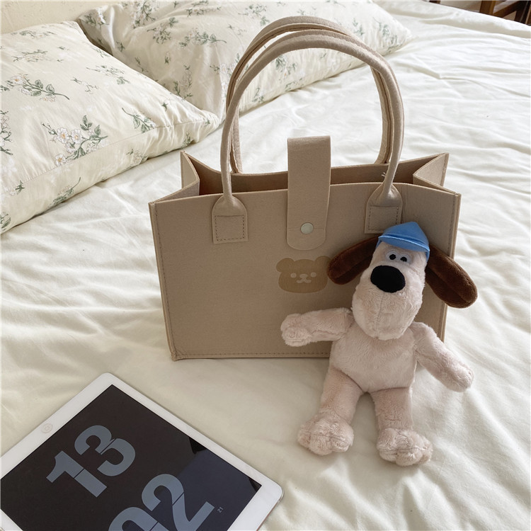 Original design cute cartoon bear felt handbag, simple solid-color shopping bag, large-capacity portable bag Application Scenario