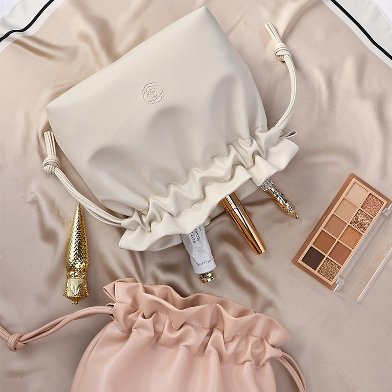 New lazy person makeup bag with large capacity, ins style, high appearance level travel storage bag, portable skin care products that can be carried by hand full figure