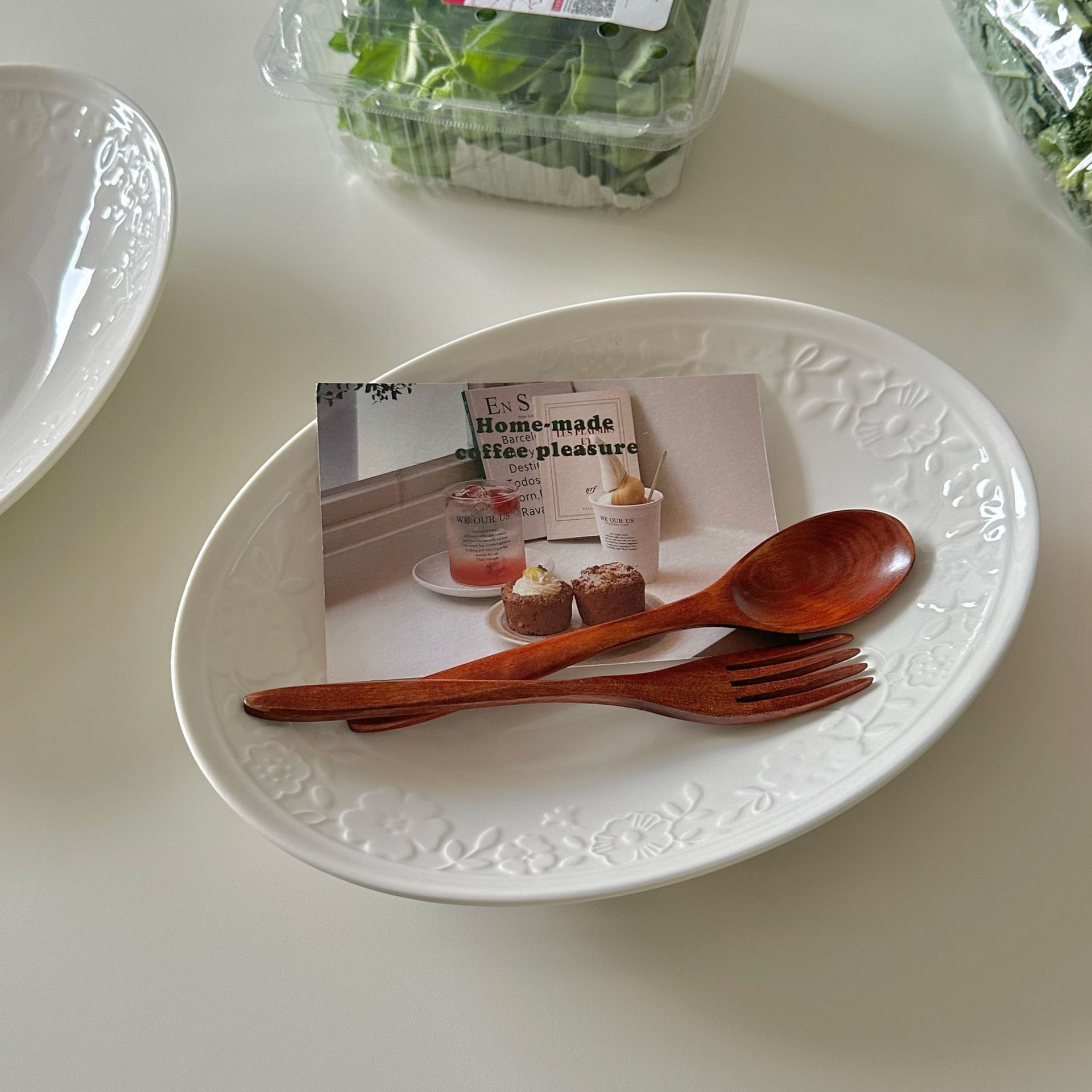 Retro embossed i oval ns style pure white ceramic dinner plates, fish plates, household vegetable plates, breakfast plates, cake plates Specification drawing