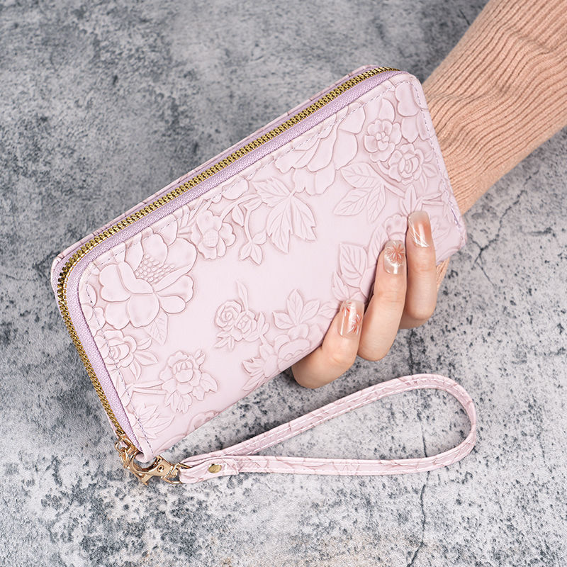 2024 New style long Korean-style fashionable hand-held coin purse with zipper and multi-functional women's mobile phone case Application Scenario