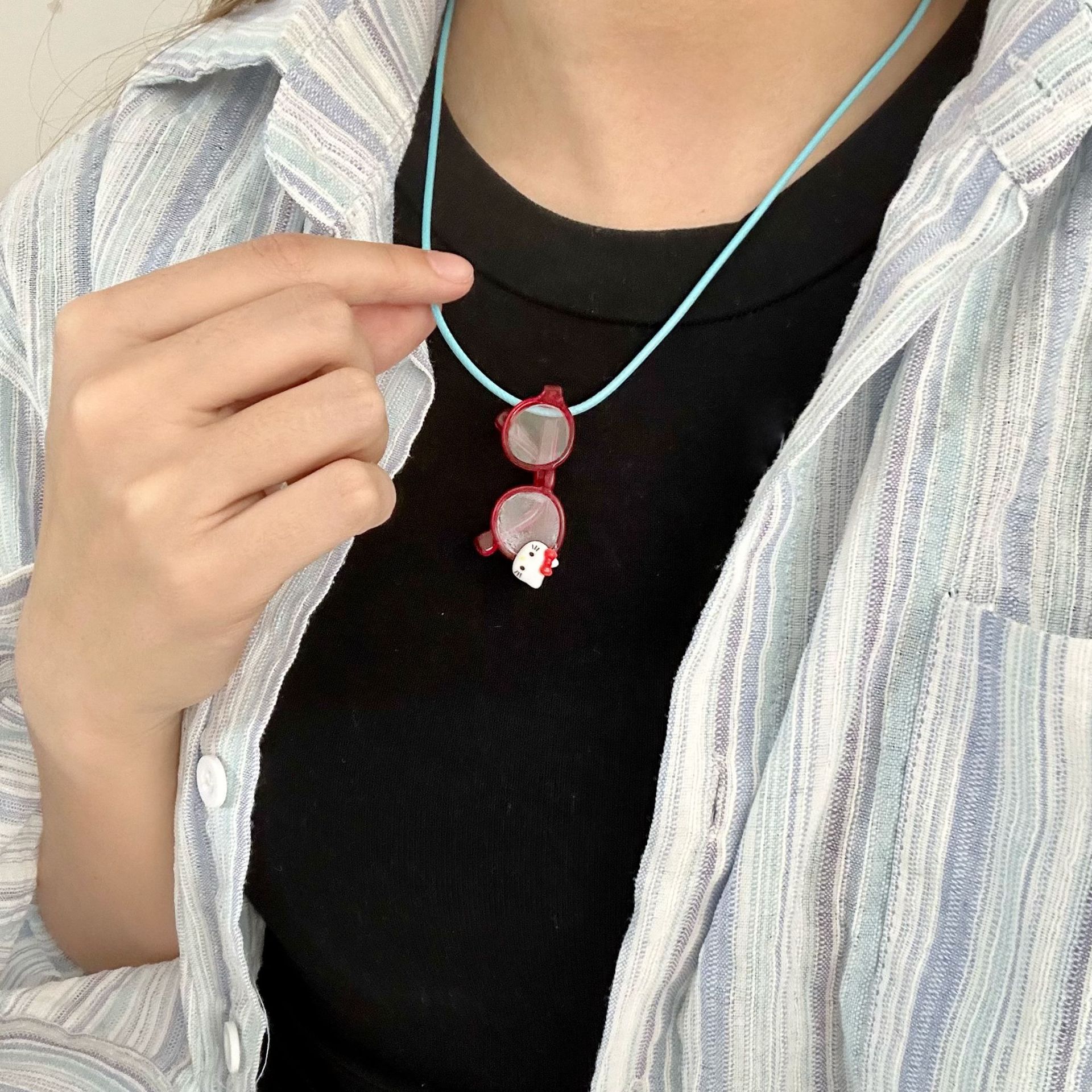 The same style necklace as Xiaohongshu, cute cat, red-framed glasses, pendant, sky-blue rope necklace, a childlike and fun decoration details Picture
