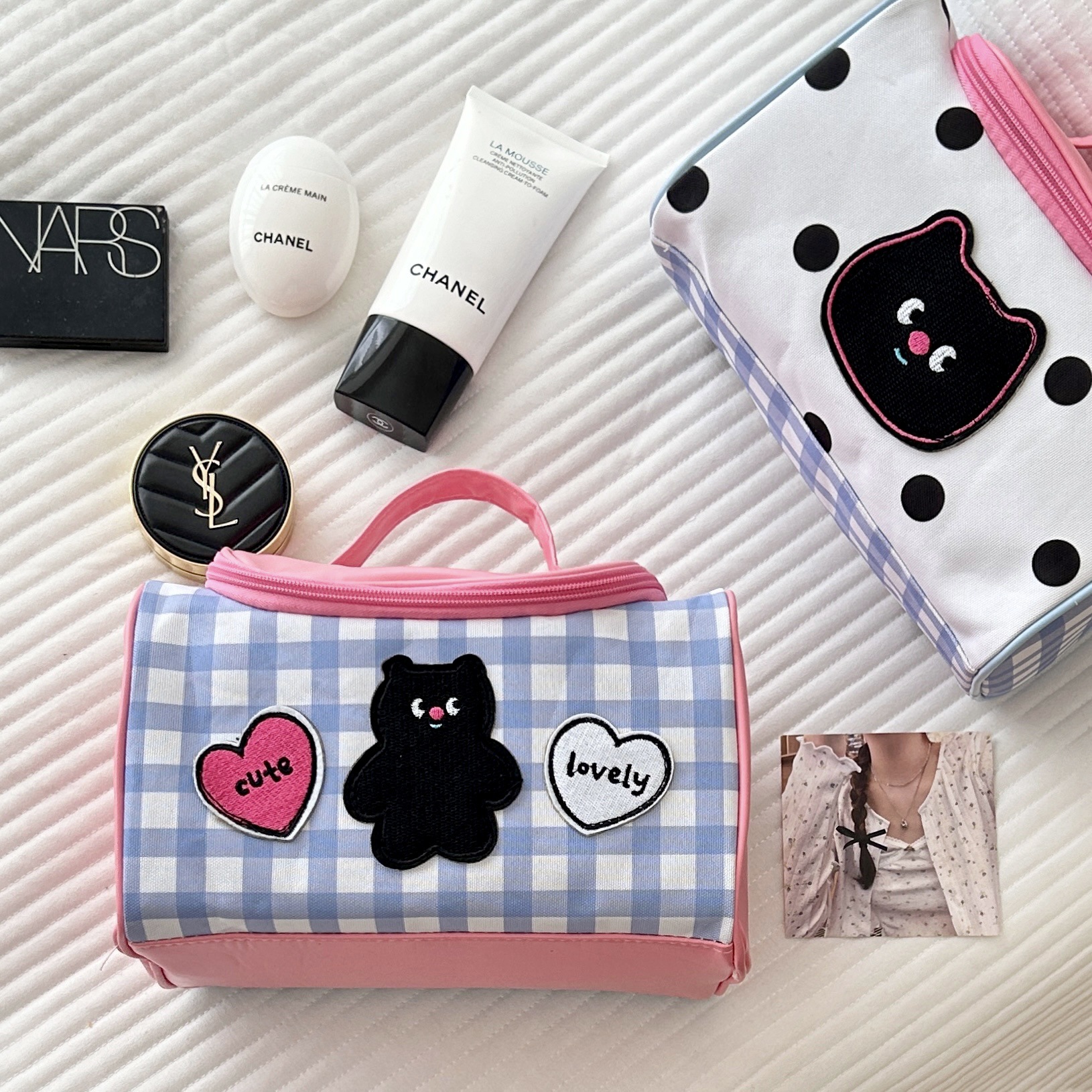 Cute cartoon hand-held makeup bag for girls 2024 new style, girlish portable large-capacity cosmetics storage toiletry bag Application Scenario