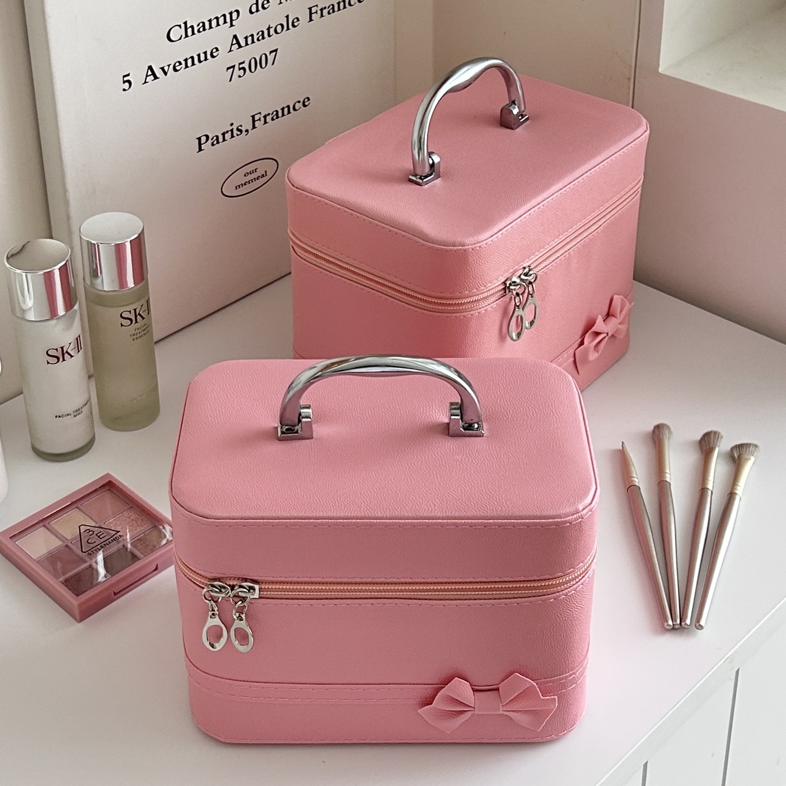 Girlish heart makeup bag, large-capacity portable makeup box, cute and portable travel toiletry bag, skin care product storage box Application Scenario