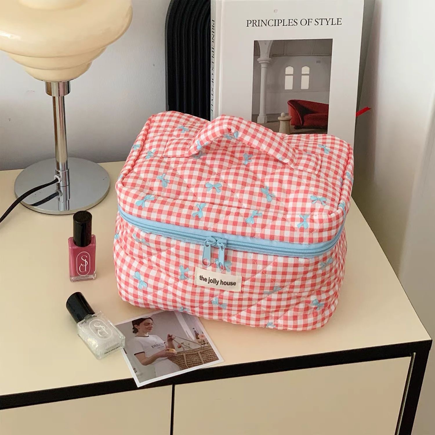 Checkered bow makeup bag, large-capacity sweet student quilted storage bag, portable soft handbag, toiletry bag Application Scenario