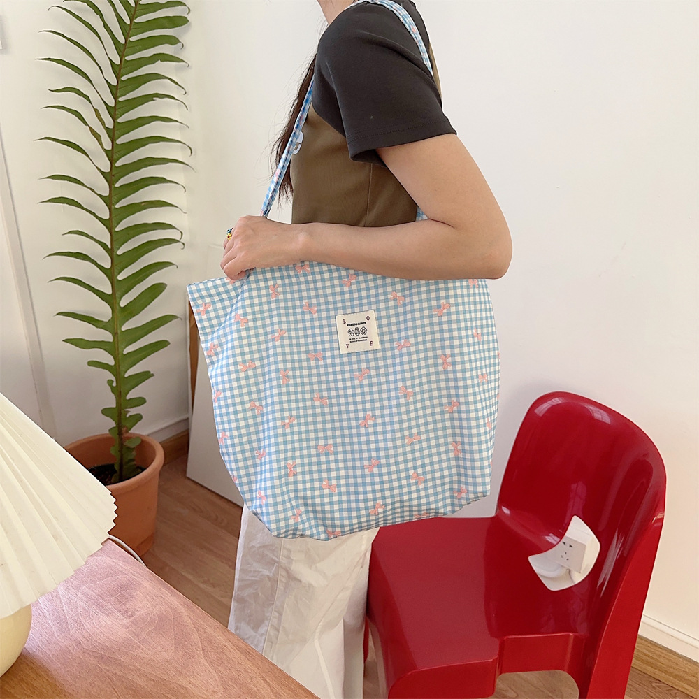 The 44301 canvas bag is a fresh and cute girl's printed bow canvas bag. It is a large-capacity single-shoulder bag for students to attend classes full figure