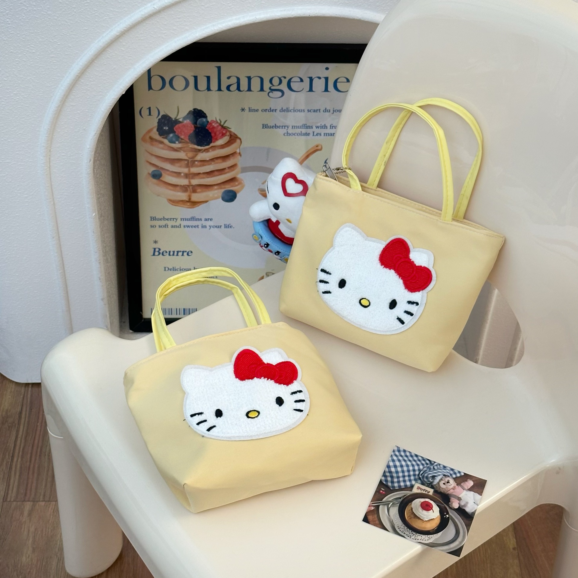 Cartoon cat solid-color hand-held bag, travel and travel portable handbag, small, light and versatile canvas bag, single-shoulder bag Application Scenario