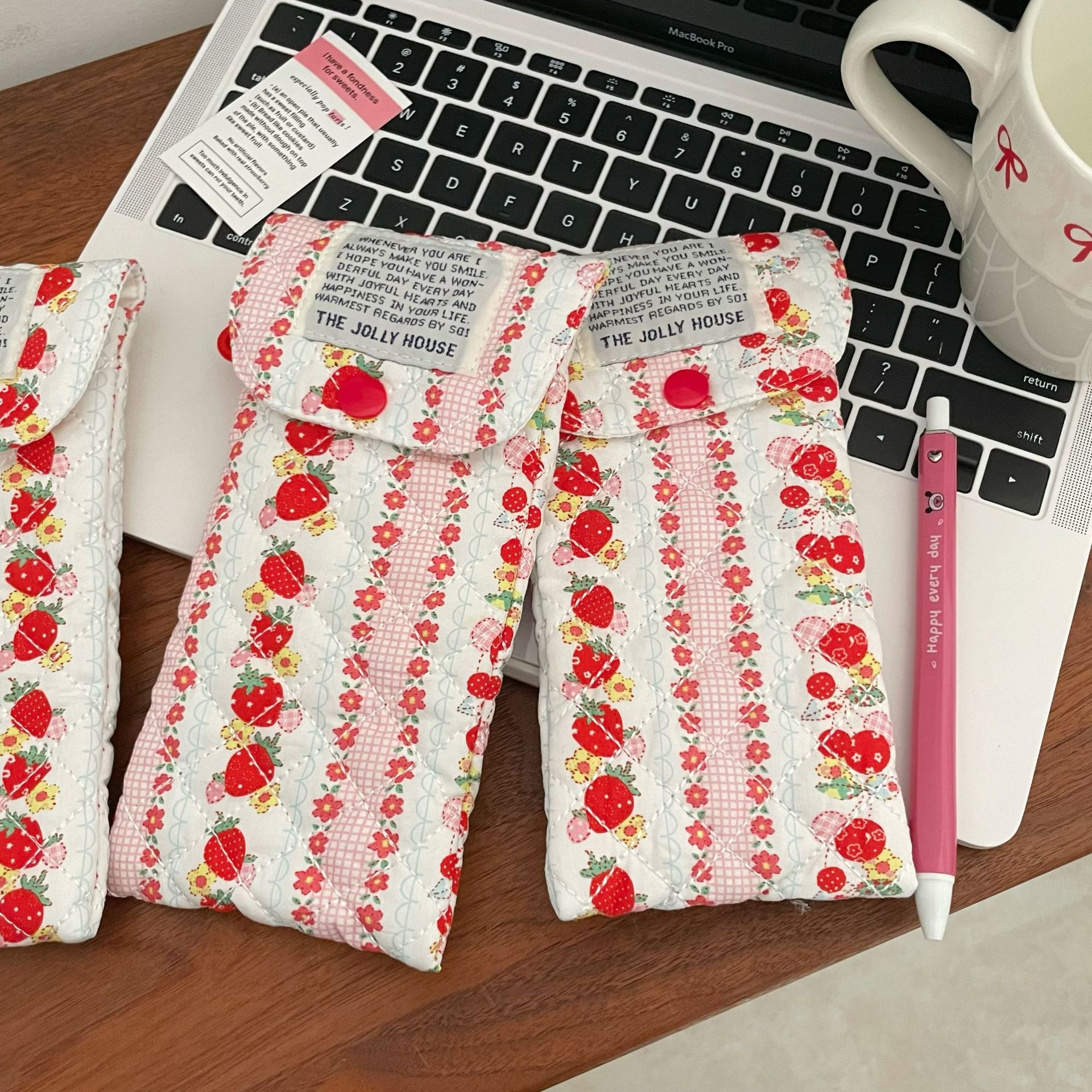 2025 New floral strawberry glasses storage bag, pressure-resistant sunglasses bag, portable sunglasses storage, glasses bag, cloth bag Specification drawing