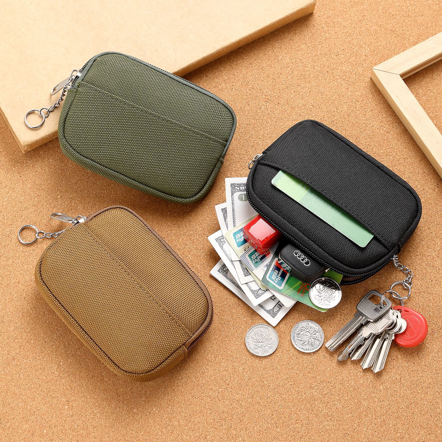 The new Oxford cloth coin purse is fashionable and versatile. It's a casual mini bag with a unique workwork-style key case and earphone card case full figure