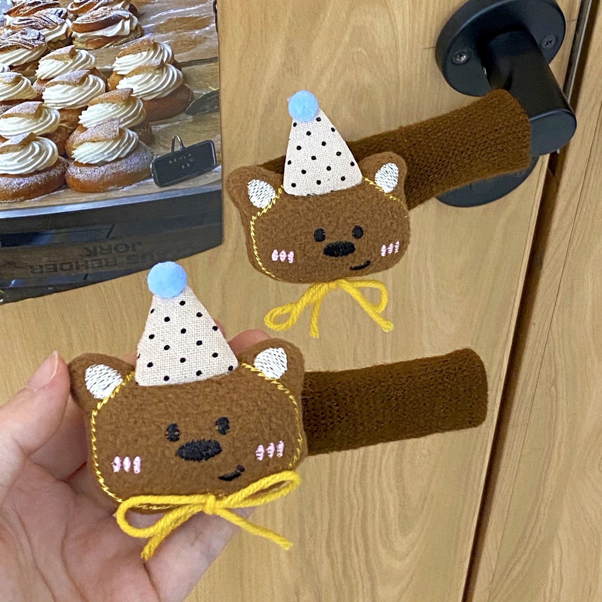 Cute spotted, hat-wearing little bear door handle, anti-freezing, anti-static, scratch-resistant and anti-bump, bedroom door decorative protective cover full figure
