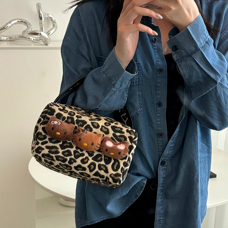 Leopard print black leather cat makeup bag, large-capacity portable commuting and travel handbag for women, skin care and cosmetics storage bag Specification drawing
