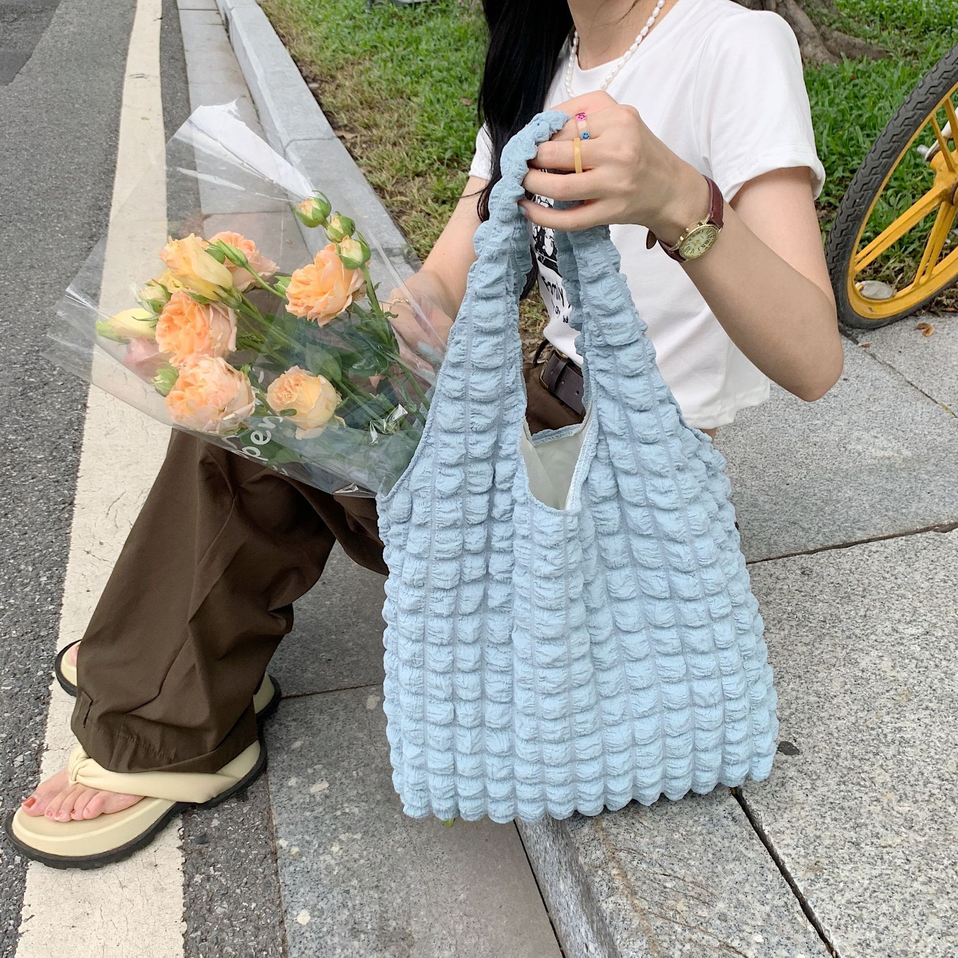2522 Stylish Cloud Bubble Flower single-shoulder bag vest bag for female students, simple handbag, women's bubble vest bag Item Picture