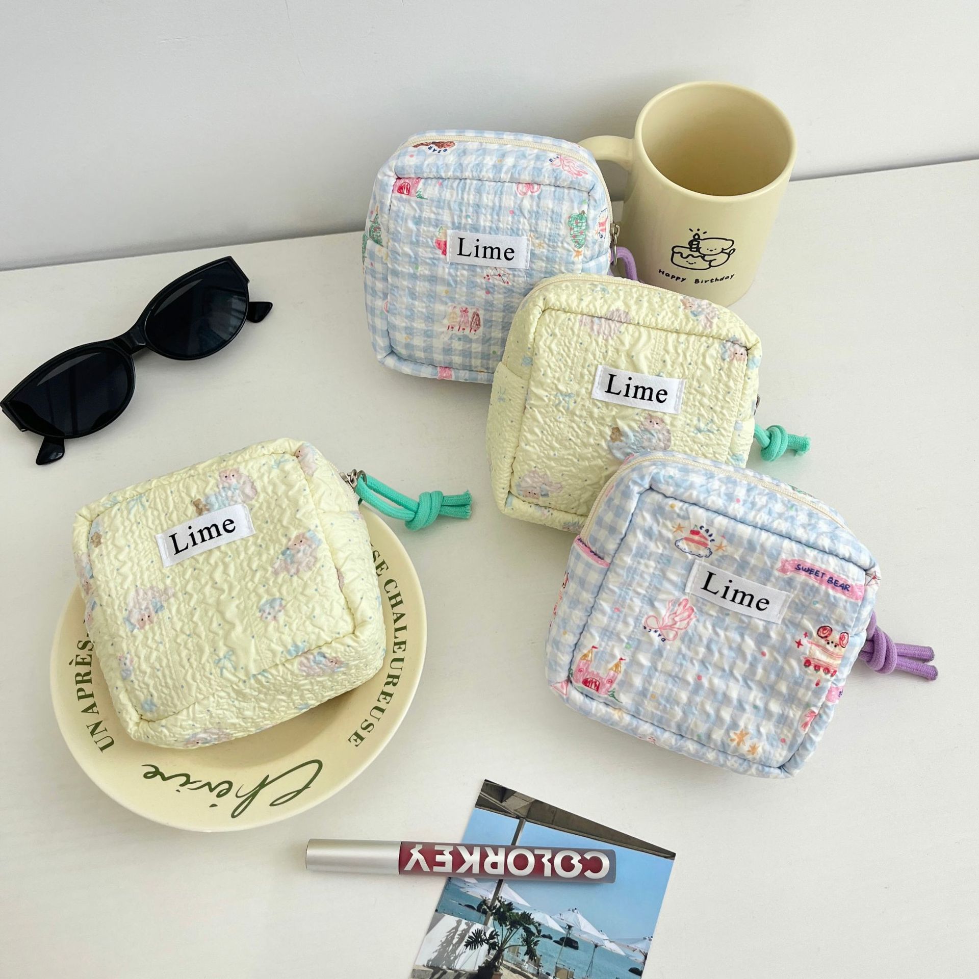 This cute and refreshing lime foam storage bag is portable and adorable for women. It has a large capacity and a high level of appearance. It is a lipstick storage bag for women full figure