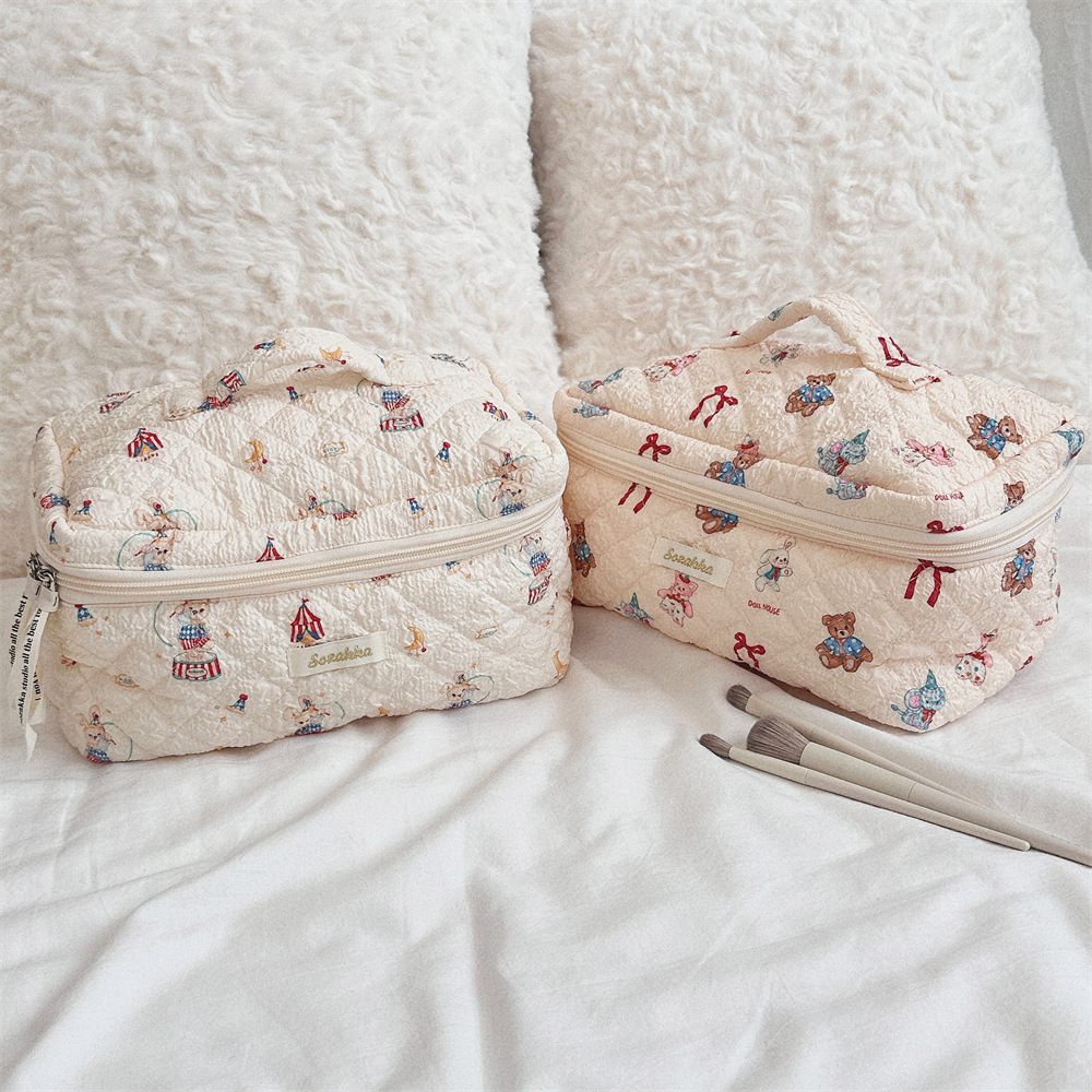 4831 2024 New Cartoon Makeup Bag, women's travel Portable large-capacity cosmetics storage bag, handbag details Picture