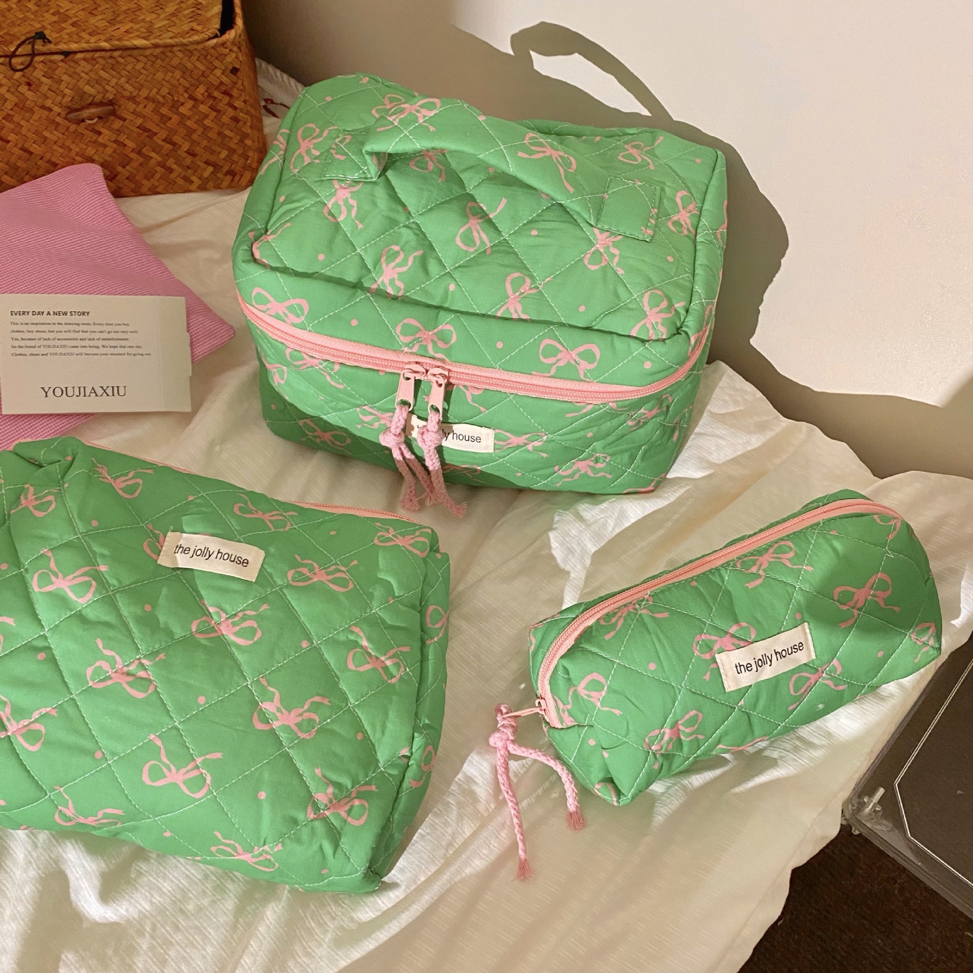 New 2024 style! Color-blocking bow makeup bag, large-capacity portable student travel toiletries bag and storage bag full figure