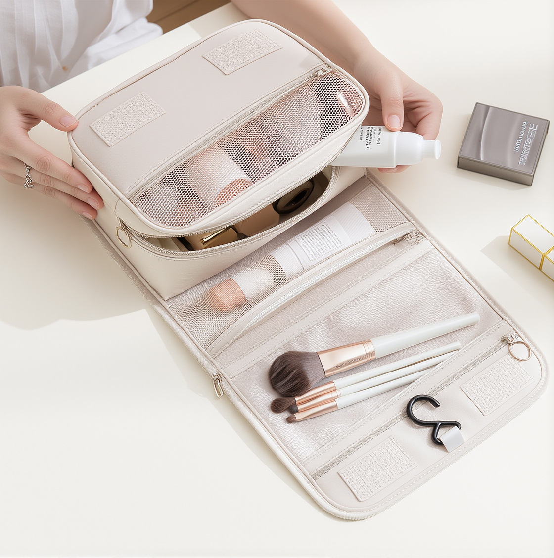 A portable large-capacity toiletry bag for business trips and travels, a dry and wet separated folding storage bag for skin care products and makeup Specification drawing