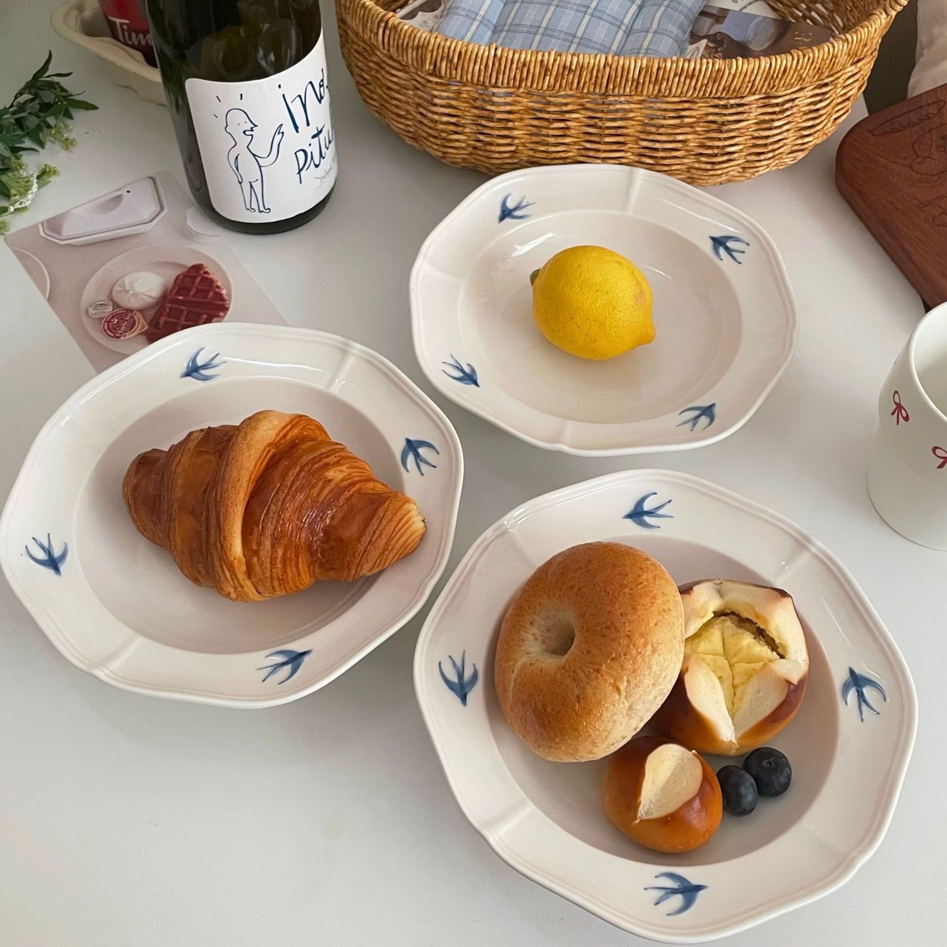 Japanese-style hand-painted swallow plate, the same style as the blogger's Instagram embossed retro home ceramic photo pose dessert cake plate full figure