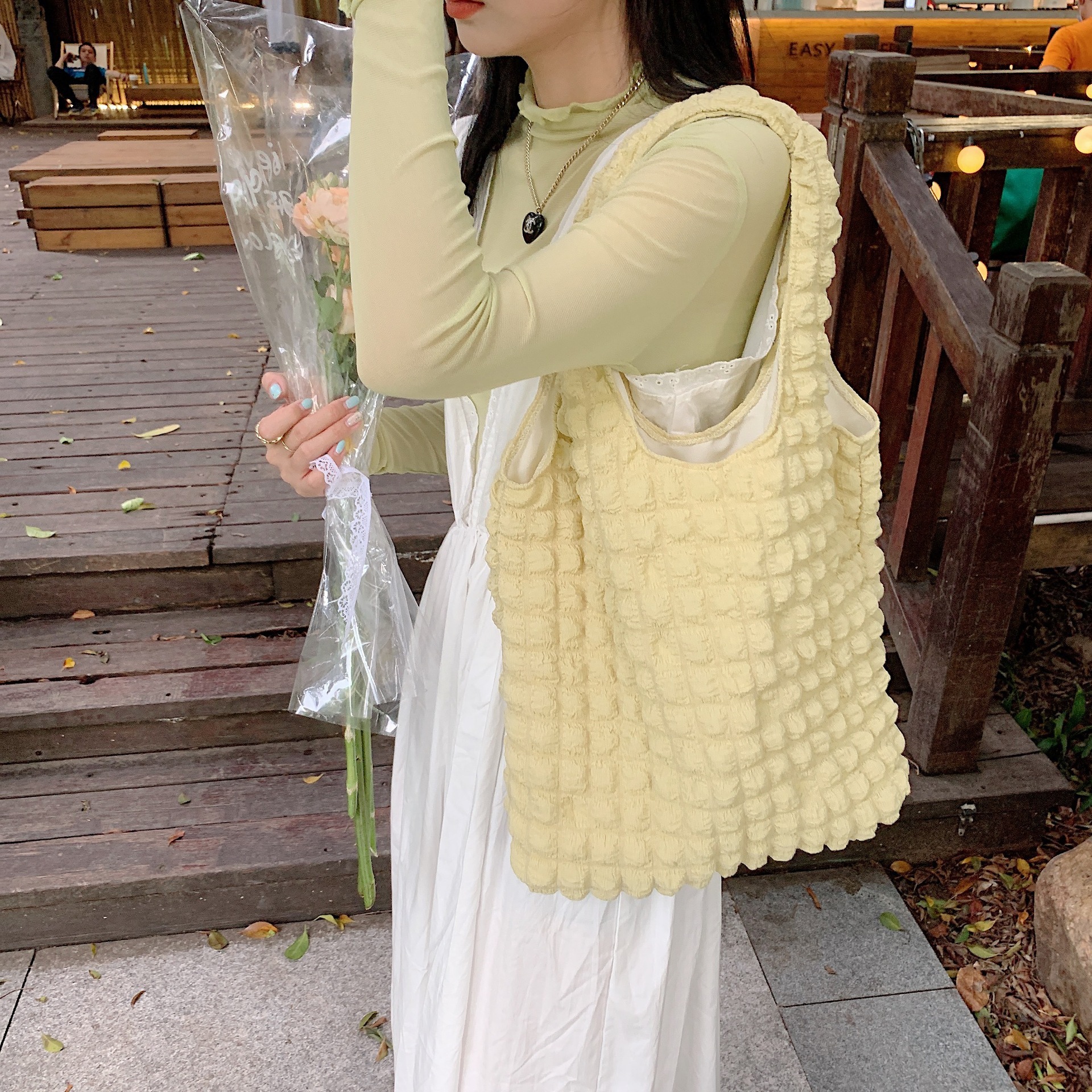 2522 Stylish Cloud Bubble Flower single-shoulder bag vest bag for female students, simple handbag, women's bubble vest bag Application Scenario