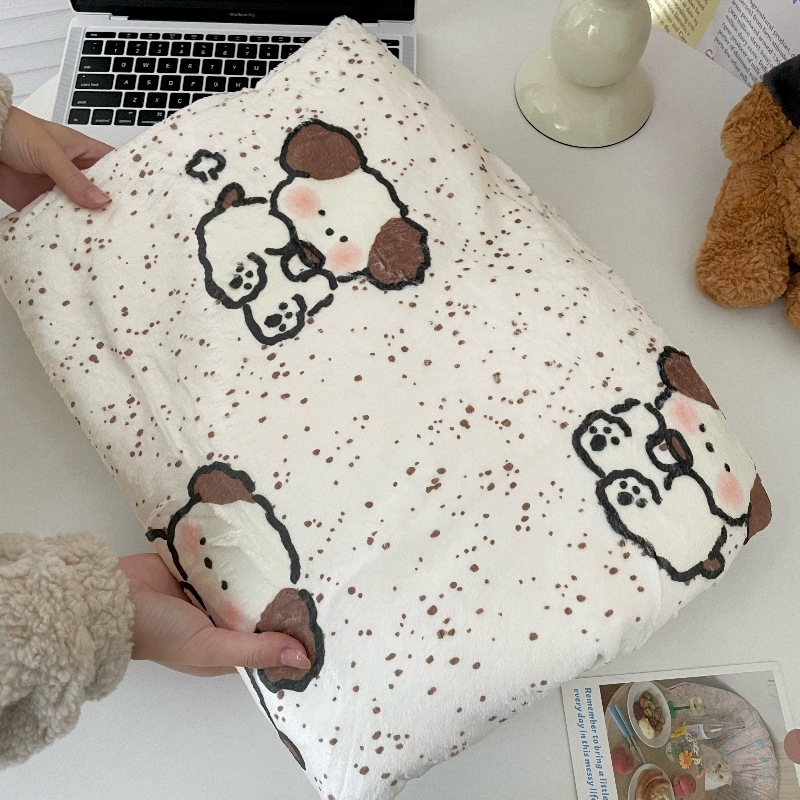 Small blanket, nap blanket, winter coral milk velvet thickened sofa shawl, air conditioner cover blanket, office small quilt Application Scenario
