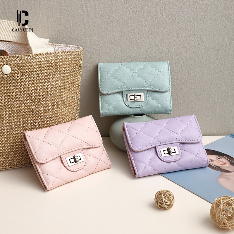 New Korean style diamond-shaped wallet for women, short clutch bag, versatile and large-capacity small change card case Application Scenario