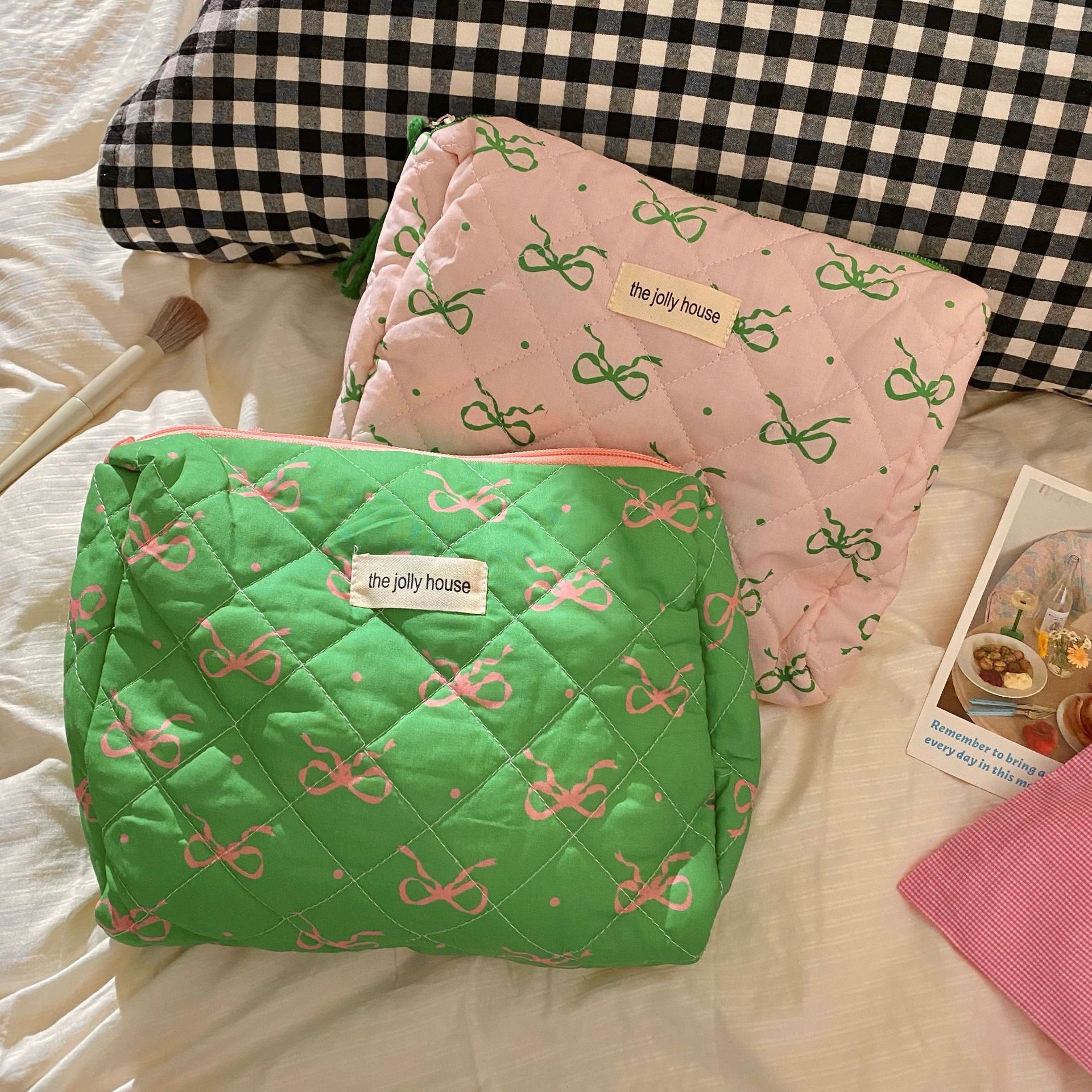 Girlish heart color-blocking bow makeup bag, large-capacity portable female student travel toiletry bag and storage bag Application Scenario