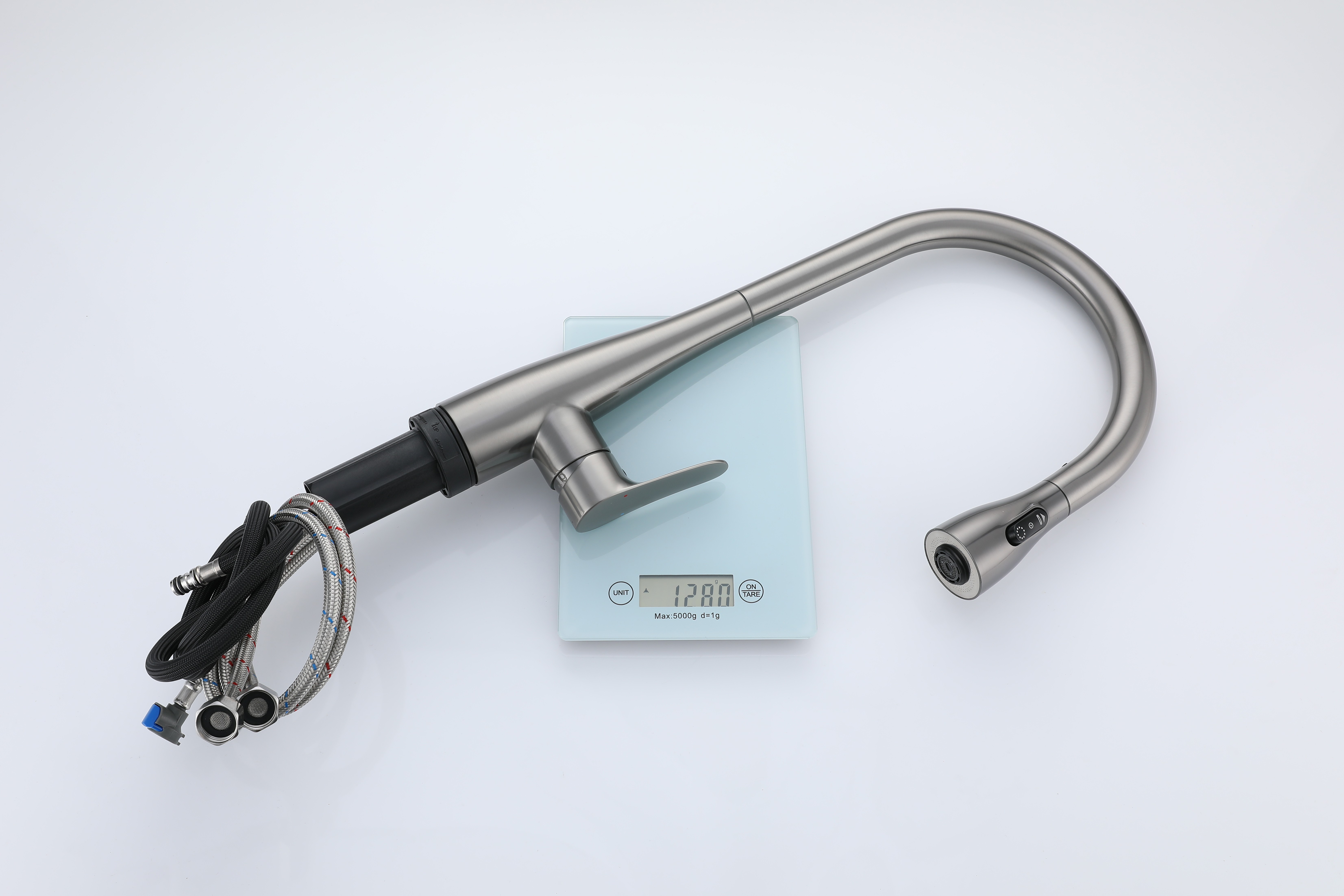 RAN brand, five-color pull-out faucet, three-mode water flow, freely rotating, freely pull-out. The faucet is sturdy and durable. Application Scenario