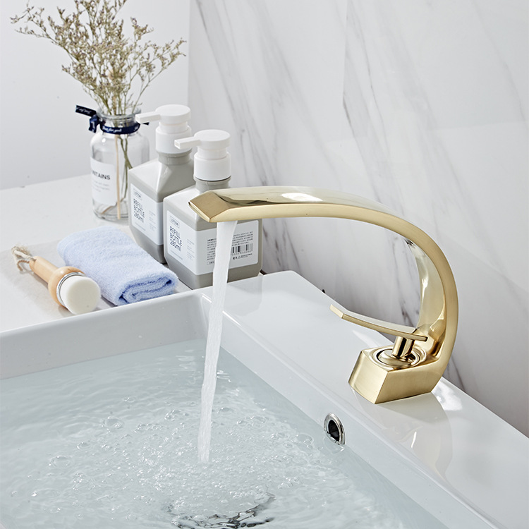 Wholesale of European-style high-standard copper hot and cold basin faucets, black lacquered washbasin single-hole mixed faucets from the manufacturer Application Scenario