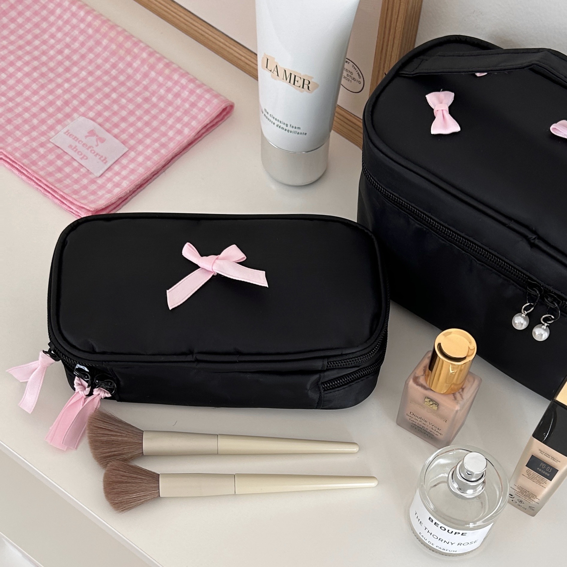 Cream pink bow makeup bag for women 2024 new model, high appearance level, portable large-capacity travel toiletry bag and storage bag Item Picture