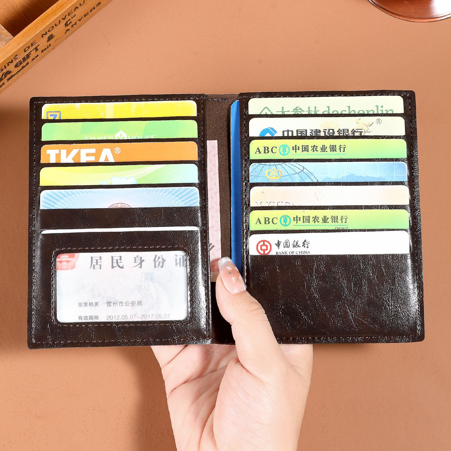 Wholesale of Ailun's new passport holder and card holder two-in-one passport holder with driver's license function, PU passport book Application Scenario