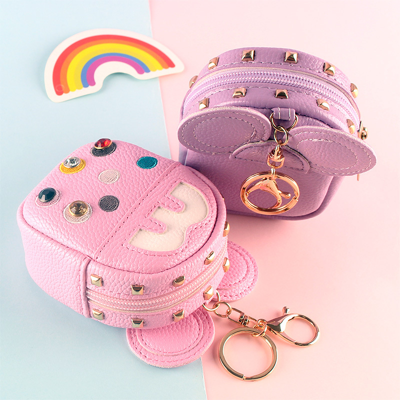 A Korean Instagram student with a simple and cute mini Japanese-style girl heart, holding a coin card case and a coin purse Specification drawing