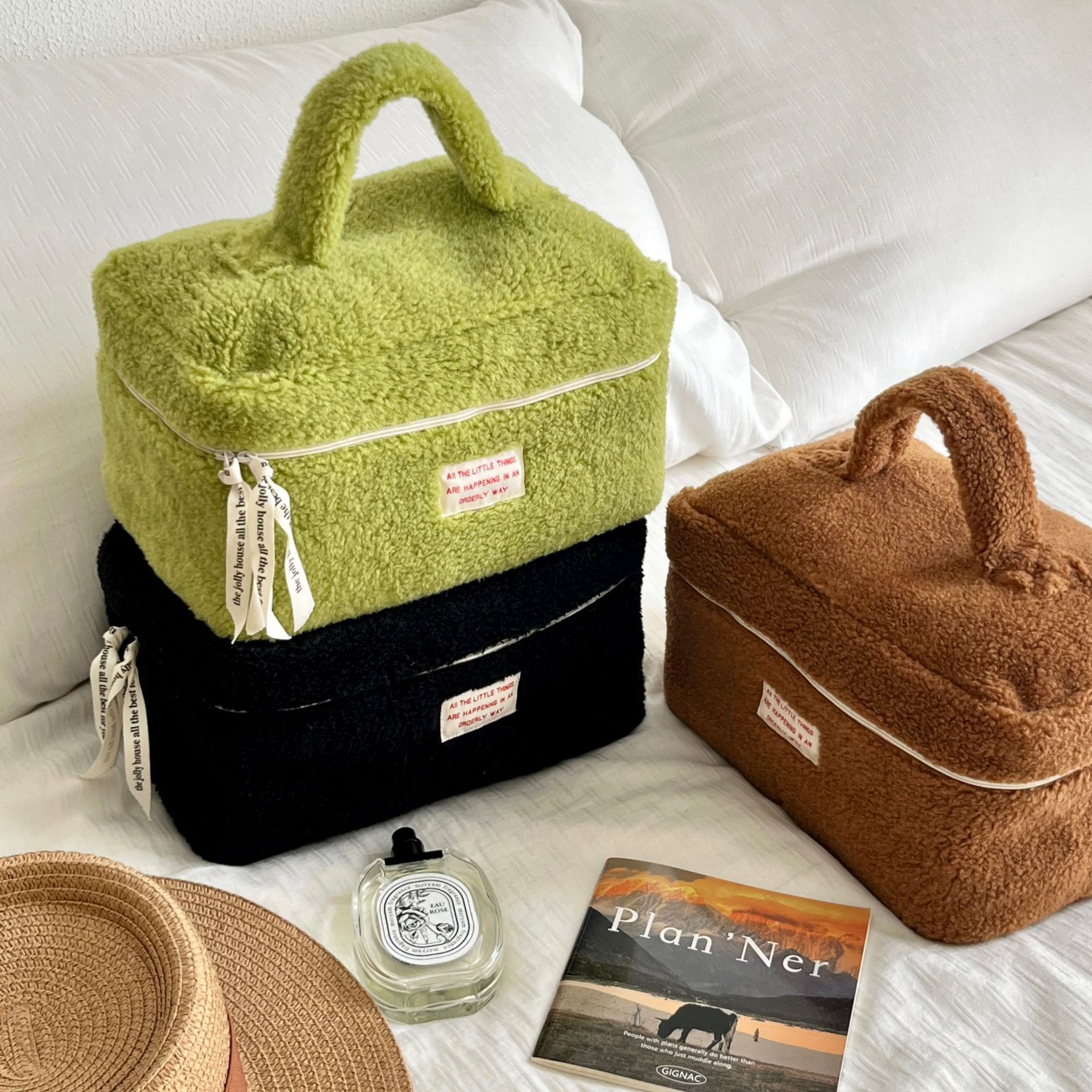 Fluffy and cute makeup bag, Japanese-style simple hand-held toiletry bag, large-capacity portable travel skin care product storage bag Specification drawing