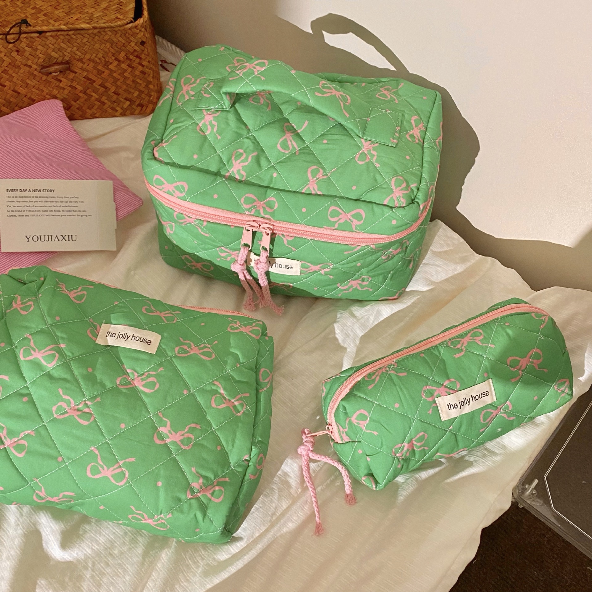 Original ~ Green and pink color contrast bow makeup bag, large-capacity portable student travel toiletry bag storage bag Specification drawing